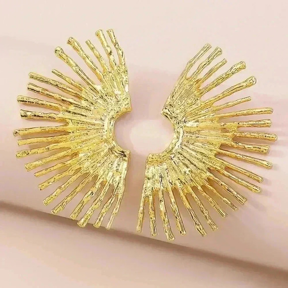 Gold tone spike earrings minimalistic chic trending - Picture 2 of 3